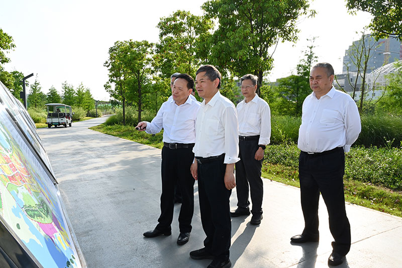 51漫画环境部部长黄润秋赴湖北武汉调研51漫画环境保护工作